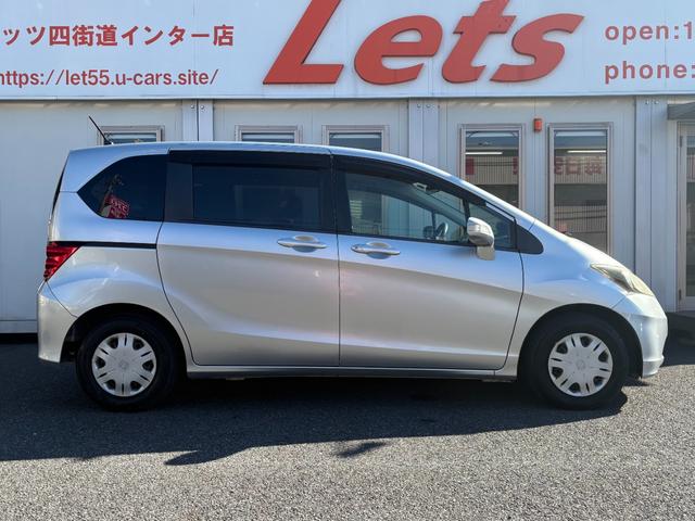 フリード Ｇ　ハイウェイエディション　純正７インチナビ　片側パワースライドドア　Ｂカメラ　ワンセグナビ　ＣＤ／ＤＶＤ再生　取説　スペアキー　マット　純正バイザー　オートエアコン　７人乗り　ヨコハマ８分山タイヤ　跳ね上げ３列目シート（10枚目）