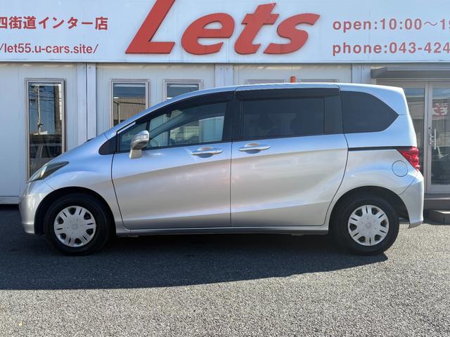 フリード Ｇ　ハイウェイエディション　純正７インチナビ　片側パワースライドドア　Ｂカメラ　ワンセグナビ　ＣＤ／ＤＶＤ再生　取説　スペアキー　マット　純正バイザー　オートエアコン　７人乗り　ヨコハマ８分山タイヤ　跳ね上げ３列目シート（11枚目）