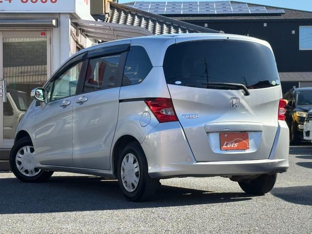 フリード Ｇ　ハイウェイエディション　純正７インチナビ　片側パワースライドドア　Ｂカメラ　ワンセグナビ　ＣＤ／ＤＶＤ再生　取説　スペアキー　マット　純正バイザー　オートエアコン　７人乗り　ヨコハマ８分山タイヤ　跳ね上げ３列目シート（12枚目）