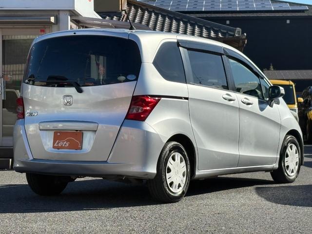 フリード Ｇ　ハイウェイエディション　純正７インチナビ　片側パワースライドドア　Ｂカメラ　ワンセグナビ　ＣＤ／ＤＶＤ再生　取説　スペアキー　マット　純正バイザー　オートエアコン　７人乗り　ヨコハマ８分山タイヤ　跳ね上げ３列目シート（14枚目）