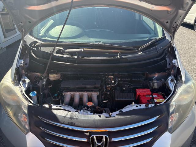 フリード Ｇ　ハイウェイエディション　純正７インチナビ　片側パワースライドドア　Ｂカメラ　ワンセグナビ　ＣＤ／ＤＶＤ再生　取説　スペアキー　マット　純正バイザー　オートエアコン　７人乗り　ヨコハマ８分山タイヤ　跳ね上げ３列目シート（16枚目）