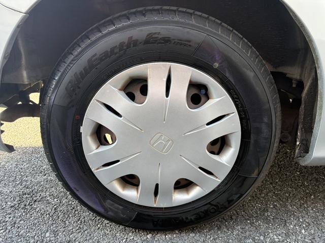 フリード Ｇ　ハイウェイエディション　純正７インチナビ　片側パワースライドドア　Ｂカメラ　ワンセグナビ　ＣＤ／ＤＶＤ再生　取説　スペアキー　マット　純正バイザー　オートエアコン　７人乗り　ヨコハマ８分山タイヤ　跳ね上げ３列目シート（18枚目）