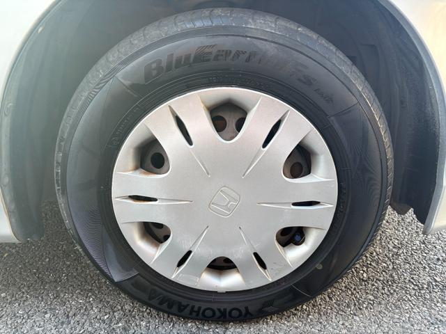 フリード Ｇ　ハイウェイエディション　純正７インチナビ　片側パワースライドドア　Ｂカメラ　ワンセグナビ　ＣＤ／ＤＶＤ再生　取説　スペアキー　マット　純正バイザー　オートエアコン　７人乗り　ヨコハマ８分山タイヤ　跳ね上げ３列目シート（19枚目）