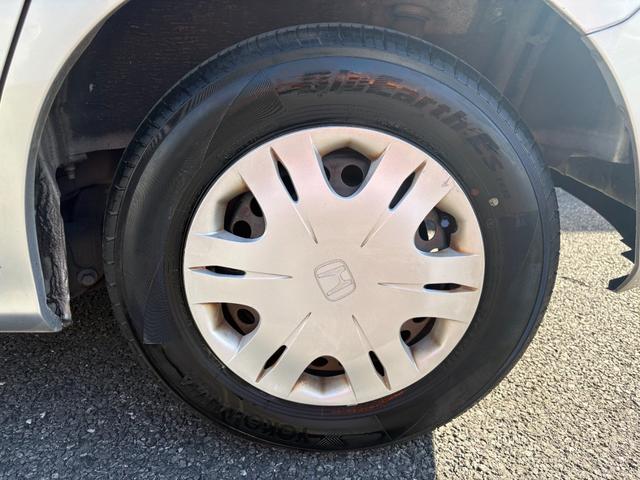 フリード Ｇ　ハイウェイエディション　純正７インチナビ　片側パワースライドドア　Ｂカメラ　ワンセグナビ　ＣＤ／ＤＶＤ再生　取説　スペアキー　マット　純正バイザー　オートエアコン　７人乗り　ヨコハマ８分山タイヤ　跳ね上げ３列目シート（21枚目）