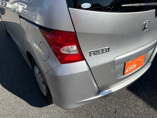 フリード Ｇ　ハイウェイエディション　純正７インチナビ　片側パワースライドドア　Ｂカメラ　ワンセグナビ　ＣＤ／ＤＶＤ再生　取説　スペアキー　マット　純正バイザー　オートエアコン　７人乗り　ヨコハマ８分山タイヤ　跳ね上げ３列目シート（22枚目）