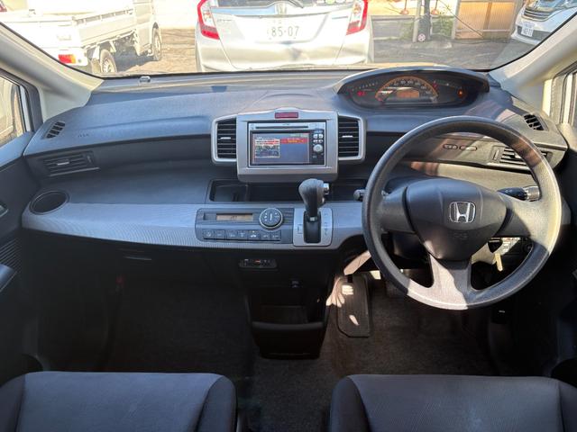 フリード Ｇ　ハイウェイエディション　純正７インチナビ　片側パワースライドドア　Ｂカメラ　ワンセグナビ　ＣＤ／ＤＶＤ再生　取説　スペアキー　マット　純正バイザー　オートエアコン　７人乗り　ヨコハマ８分山タイヤ　跳ね上げ３列目シート（33枚目）