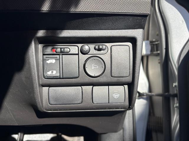 フリード Ｇ　ハイウェイエディション　純正７インチナビ　片側パワースライドドア　Ｂカメラ　ワンセグナビ　ＣＤ／ＤＶＤ再生　取説　スペアキー　マット　純正バイザー　オートエアコン　７人乗り　ヨコハマ８分山タイヤ　跳ね上げ３列目シート（40枚目）