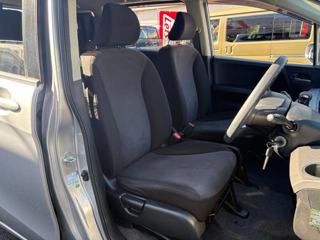 フリード Ｇ　ハイウェイエディション　純正７インチナビ　片側パワースライドドア　Ｂカメラ　ワンセグナビ　ＣＤ／ＤＶＤ再生　取説　スペアキー　マット　純正バイザー　オートエアコン　７人乗り　ヨコハマ８分山タイヤ　跳ね上げ３列目シート（42枚目）