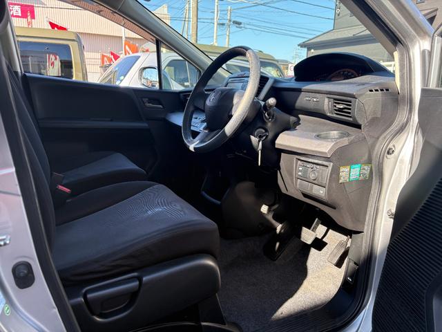 フリード Ｇ　ハイウェイエディション　純正７インチナビ　片側パワースライドドア　Ｂカメラ　ワンセグナビ　ＣＤ／ＤＶＤ再生　取説　スペアキー　マット　純正バイザー　オートエアコン　７人乗り　ヨコハマ８分山タイヤ　跳ね上げ３列目シート（43枚目）