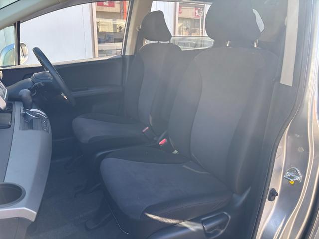 フリード Ｇ　ハイウェイエディション　純正７インチナビ　片側パワースライドドア　Ｂカメラ　ワンセグナビ　ＣＤ／ＤＶＤ再生　取説　スペアキー　マット　純正バイザー　オートエアコン　７人乗り　ヨコハマ８分山タイヤ　跳ね上げ３列目シート（45枚目）