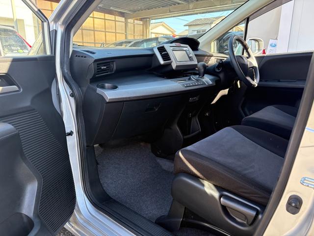 フリード Ｇ　ハイウェイエディション　純正７インチナビ　片側パワースライドドア　Ｂカメラ　ワンセグナビ　ＣＤ／ＤＶＤ再生　取説　スペアキー　マット　純正バイザー　オートエアコン　７人乗り　ヨコハマ８分山タイヤ　跳ね上げ３列目シート（46枚目）