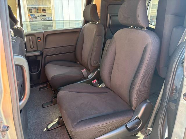 フリード Ｇ　ハイウェイエディション　純正７インチナビ　片側パワースライドドア　Ｂカメラ　ワンセグナビ　ＣＤ／ＤＶＤ再生　取説　スペアキー　マット　純正バイザー　オートエアコン　７人乗り　ヨコハマ８分山タイヤ　跳ね上げ３列目シート（48枚目）