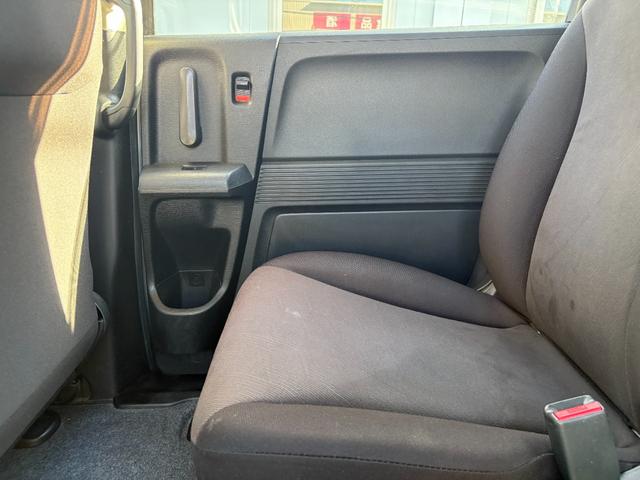 フリード Ｇ　ハイウェイエディション　純正７インチナビ　片側パワースライドドア　Ｂカメラ　ワンセグナビ　ＣＤ／ＤＶＤ再生　取説　スペアキー　マット　純正バイザー　オートエアコン　７人乗り　ヨコハマ８分山タイヤ　跳ね上げ３列目シート（50枚目）