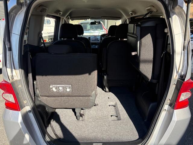 フリード Ｇ　ハイウェイエディション　純正７インチナビ　片側パワースライドドア　Ｂカメラ　ワンセグナビ　ＣＤ／ＤＶＤ再生　取説　スペアキー　マット　純正バイザー　オートエアコン　７人乗り　ヨコハマ８分山タイヤ　跳ね上げ３列目シート（56枚目）