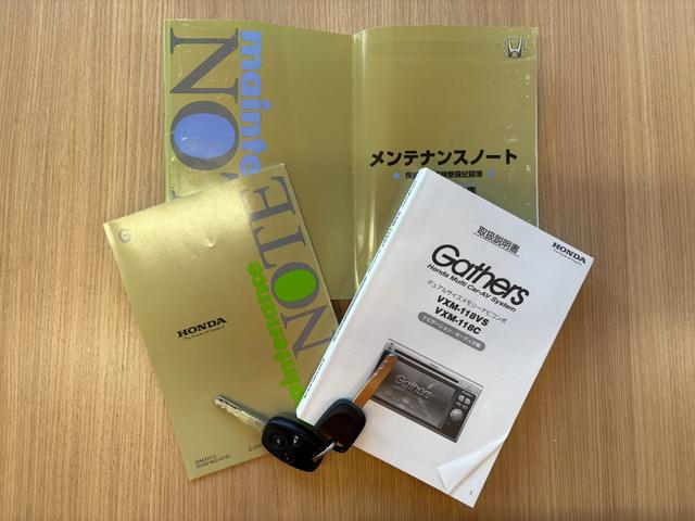 フリード Ｇ　ハイウェイエディション　純正７インチナビ　片側パワースライドドア　Ｂカメラ　ワンセグナビ　ＣＤ／ＤＶＤ再生　取説　スペアキー　マット　純正バイザー　オートエアコン　７人乗り　ヨコハマ８分山タイヤ　跳ね上げ３列目シート（58枚目）