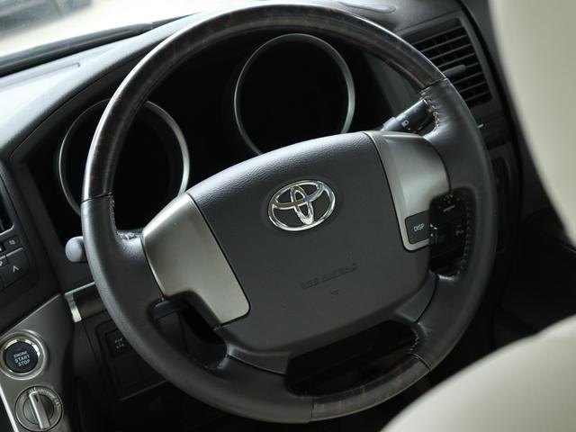 年式経過の割に運転席の質感が良く、ハンドルも馴染みやすいウッドコンビハンドルです。