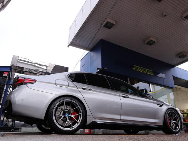 Ｍ５ コンペティション　ＢＢＳ２０　ＫＷ　ＨＡＳ　ＭパフォＦカーボンスポイラー　トランクスポイラー　サイド　プラズマダイレクト　ＦＲドラレコ　レーダー　レッドキャリパー　ＦＲシートヒーターベンチレーション（21枚目）