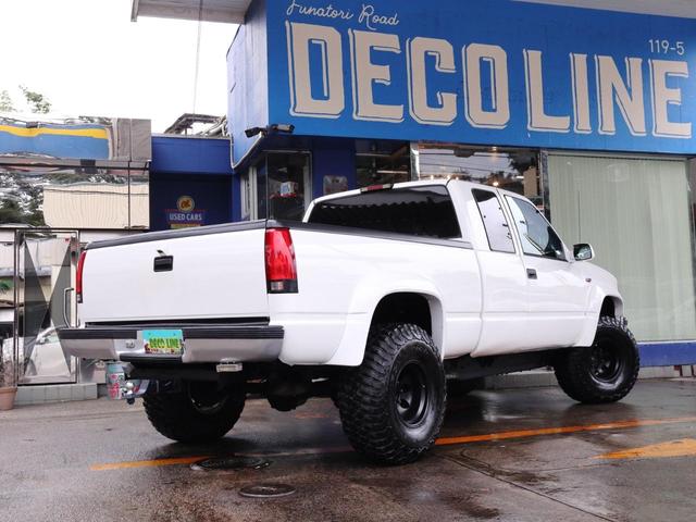 ＧＭＣ Ｋ－１５００ ベースグレード　Ｋ－１５００　エクストラキャブ　４ＷＤ　シボレーフェイス変更　リフトアップ　ＸＥＮＯＮオーバーフェンダー　ヘッドライナー　ヒッチメンバー　令和５年整備時交換部品あり　オールペン　ホイールチッピング塗装（7枚目）