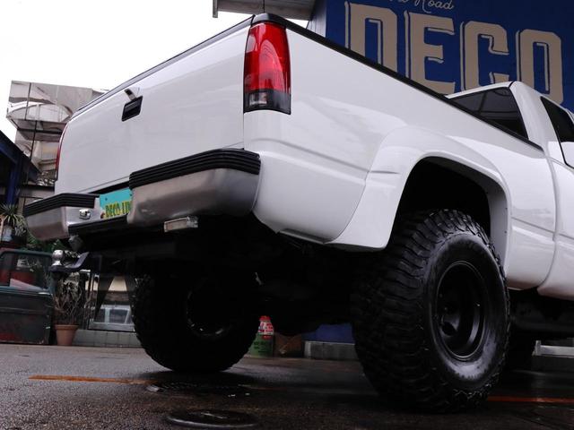 ＧＭＣ Ｋ－１５００ ベースグレード　Ｋ－１５００　エクストラキャブ　４ＷＤ　シボレーフェイス変更　リフトアップ　ＸＥＮＯＮオーバーフェンダー　ヘッドライナー　ヒッチメンバー　令和５年整備時交換部品あり　オールペン　ホイールチッピング塗装（9枚目）