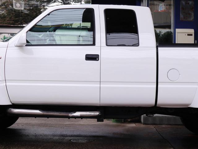 ＧＭＣ Ｋ－１５００ ベースグレード　Ｋ－１５００　エクストラキャブ　４ＷＤ　シボレーフェイス変更　リフトアップ　ＸＥＮＯＮオーバーフェンダー　ヘッドライナー　ヒッチメンバー　令和５年整備時交換部品あり　オールペン　ホイールチッピング塗装（16枚目）