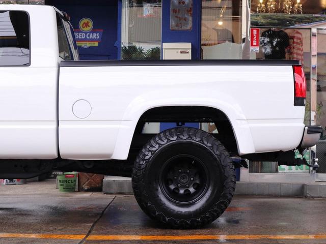 ＧＭＣ Ｋ－１５００ ベースグレード　Ｋ－１５００　エクストラキャブ　４ＷＤ　シボレーフェイス変更　リフトアップ　ＸＥＮＯＮオーバーフェンダー　ヘッドライナー　ヒッチメンバー　令和５年整備時交換部品あり　オールペン　ホイールチッピング塗装（17枚目）