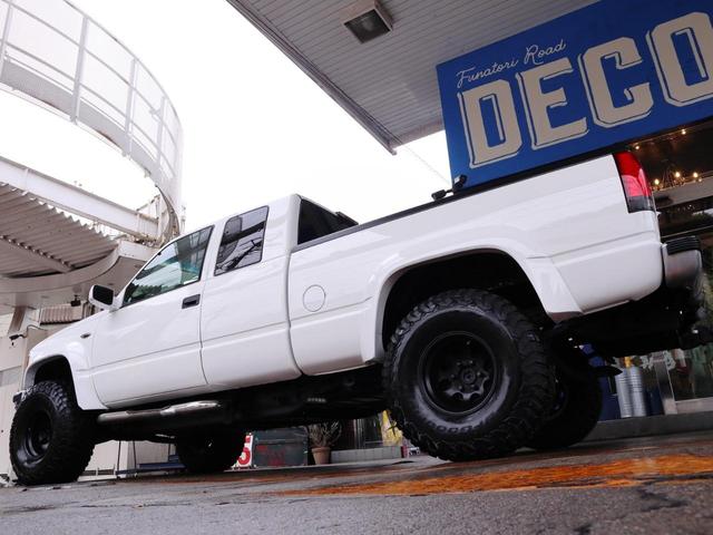 ＧＭＣ Ｋ－１５００ ベースグレード　Ｋ－１５００　エクストラキャブ　４ＷＤ　シボレーフェイス変更　リフトアップ　ＸＥＮＯＮオーバーフェンダー　ヘッドライナー　ヒッチメンバー　令和５年整備時交換部品あり　オールペン　ホイールチッピング塗装（22枚目）