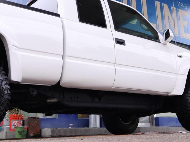 ＧＭＣ Ｋ－１５００ ベースグレード　Ｋ－１５００　エクストラキャブ　４ＷＤ　シボレーフェイス変更　リフトアップ　ＸＥＮＯＮオーバーフェンダー　ヘッドライナー　ヒッチメンバー　令和５年整備時交換部品あり　オールペン　ホイールチッピング塗装（23枚目）