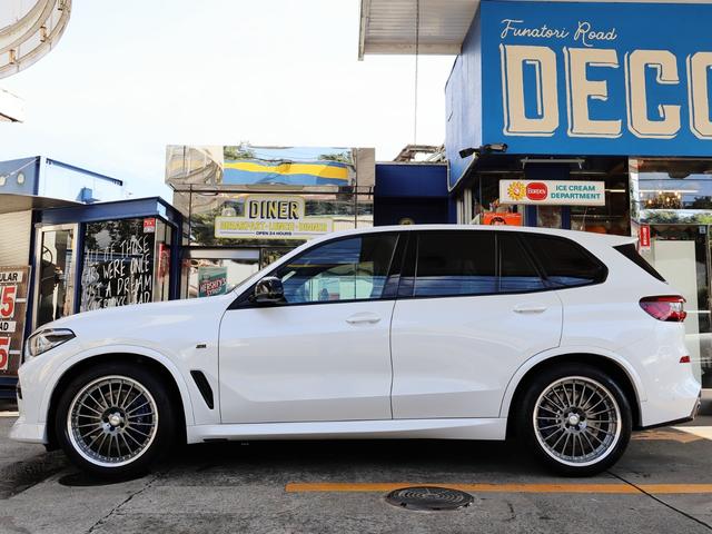 Ｘ５ ｘＤｒｉｖｅ　３５ｄ　Ｍスポーツ　電子制御アダプティブサスペンション　パノラマサンルーフ　ハーマンカードン　ミネラルホワイト　ブラウン内装　ＡＣシュニッツァーフロントスポイラー　ＴＷＳ２１インチ　Ｍドアミラー　オートテールゲート（10枚目）