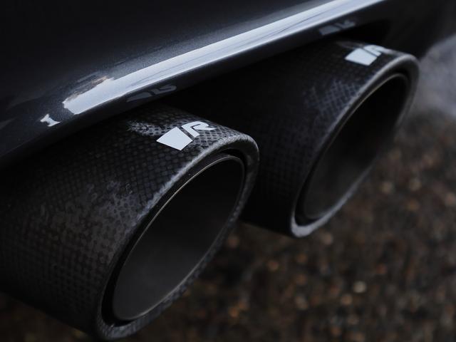 ＲＥＭＵＳのデュアルマフラーはカーボンテールを採用。サウンドはＢＭＷの２リッターターボエンジンと相性が良！上品な低音サウンドと高回転で軽やかになるリズムが、心地よいです。