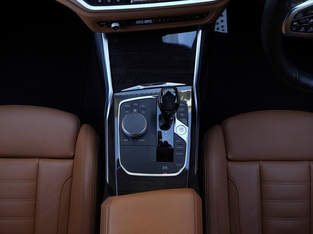 展示車両の室内はルームクリーニング済み！使用感はゼロではありませんが、嫌な臭いや芳香剤の臭いもあまり感じません。ご希望に応じて除菌コートや専用シートカバーも対応相談できます。