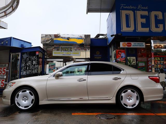 ＬＳ ＬＳ４６０　バージョンＳＺ　中期　Ｃａｒｌｓｓｏｎ２０インチ　ＳＲ　Ｓクロージャ―　アルカンタラルーフライナーＦＳＲスカート＆Ｔスポイラー　Ｐサウンド　黒革シート　シートヒーター＆ベンチレーション　Ａトランク（12枚目）