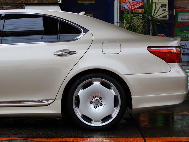 ＬＳ ＬＳ４６０　バージョンＳＺ　中期　Ｃａｒｌｓｓｏｎ２０インチ　ＳＲ　Ｓクロージャ―　アルカンタラルーフライナーＦＳＲスカート＆Ｔスポイラー　Ｐサウンド　黒革シート　シートヒーター＆ベンチレーション　Ａトランク（15枚目）