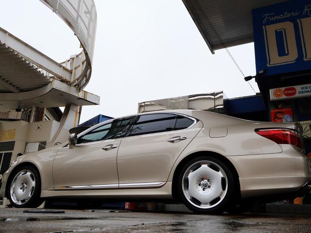 ＬＳ ＬＳ４６０　バージョンＳＺ　中期　Ｃａｒｌｓｓｏｎ２０インチ　ＳＲ　Ｓクロージャ―　アルカンタラルーフライナーＦＳＲスカート＆Ｔスポイラー　Ｐサウンド　黒革シート　シートヒーター＆ベンチレーション　Ａトランク（19枚目）