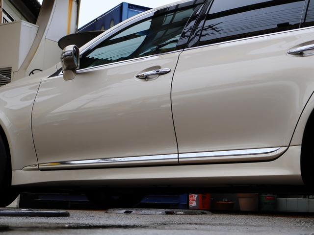 ＬＳ ＬＳ４６０　バージョンＳＺ　中期　Ｃａｒｌｓｓｏｎ２０インチ　ＳＲ　Ｓクロージャ―　アルカンタラルーフライナーＦＳＲスカート＆Ｔスポイラー　Ｐサウンド　黒革シート　シートヒーター＆ベンチレーション　Ａトランク（21枚目）