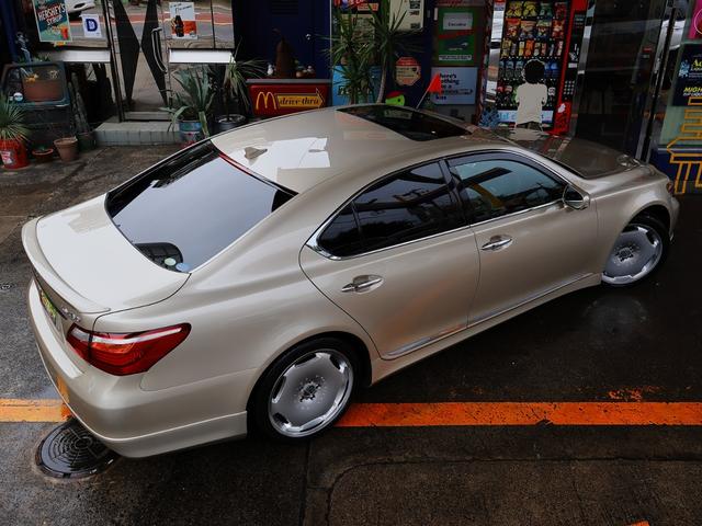 ＬＳ ＬＳ４６０　バージョンＳＺ　中期　Ｃａｒｌｓｓｏｎ２０インチ　ＳＲ　Ｓクロージャ―　アルカンタラルーフライナーＦＳＲスカート＆Ｔスポイラー　Ｐサウンド　黒革シート　シートヒーター＆ベンチレーション　Ａトランク（43枚目）