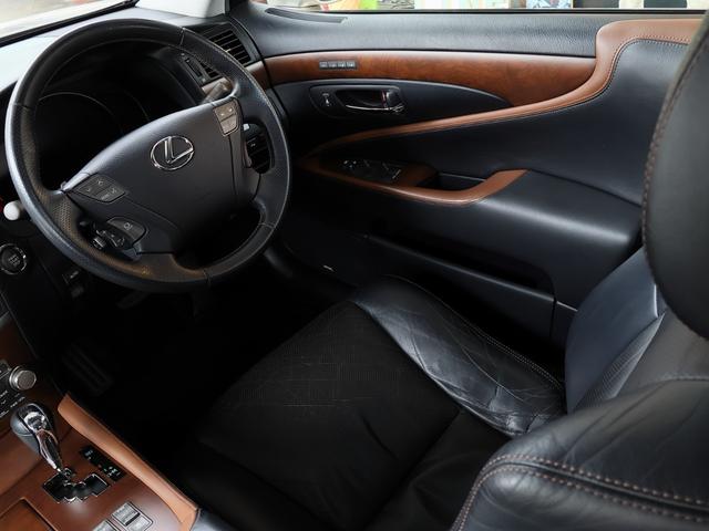 ＬＳ ＬＳ４６０　バージョンＳＺ　中期　Ｃａｒｌｓｓｏｎ２０インチ　ＳＲ　Ｓクロージャ―　アルカンタラルーフライナーＦＳＲスカート＆Ｔスポイラー　Ｐサウンド　黒革シート　シートヒーター＆ベンチレーション　Ａトランク（48枚目）