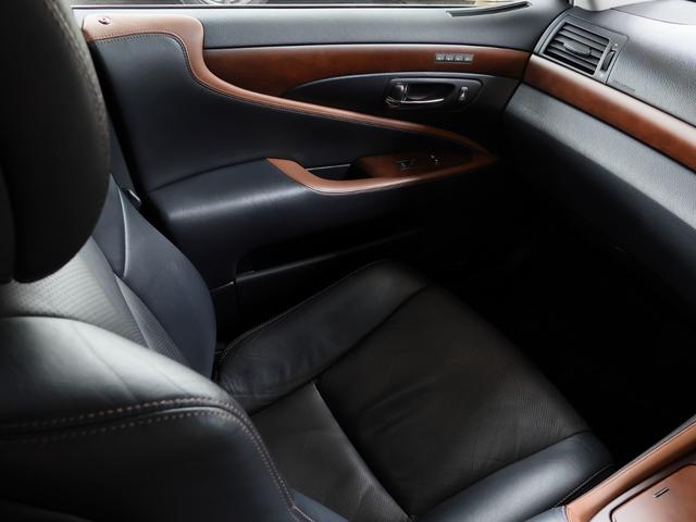 ＬＳ ＬＳ４６０　バージョンＳＺ　中期　Ｃａｒｌｓｓｏｎ２０インチ　ＳＲ　Ｓクロージャ―　アルカンタラルーフライナーＦＳＲスカート＆Ｔスポイラー　Ｐサウンド　黒革シート　シートヒーター＆ベンチレーション　Ａトランク（49枚目）