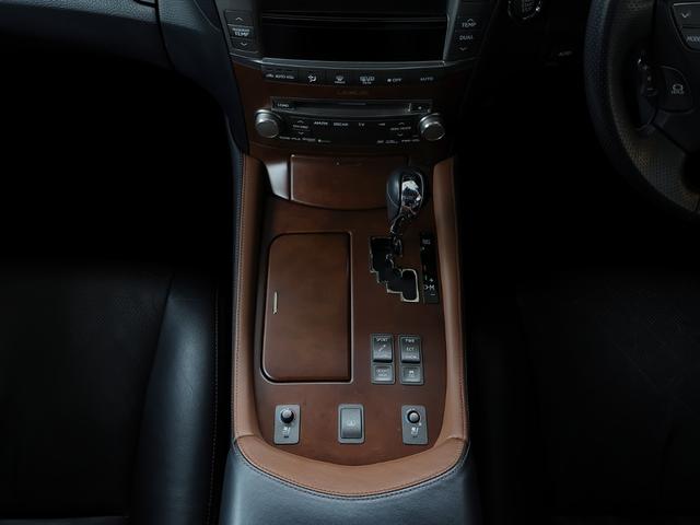 ＬＳ ＬＳ４６０　バージョンＳＺ　中期　Ｃａｒｌｓｓｏｎ２０インチ　ＳＲ　Ｓクロージャ―　アルカンタラルーフライナーＦＳＲスカート＆Ｔスポイラー　Ｐサウンド　黒革シート　シートヒーター＆ベンチレーション　Ａトランク（53枚目）