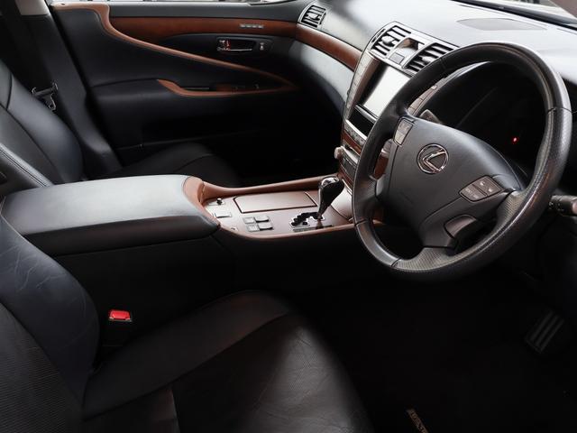 ＬＳ ＬＳ４６０　バージョンＳＺ　中期　Ｃａｒｌｓｓｏｎ２０インチ　ＳＲ　Ｓクロージャ―　アルカンタラルーフライナーＦＳＲスカート＆Ｔスポイラー　Ｐサウンド　黒革シート　シートヒーター＆ベンチレーション　Ａトランク（54枚目）