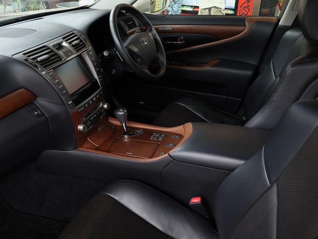 ＬＳ ＬＳ４６０　バージョンＳＺ　中期　Ｃａｒｌｓｓｏｎ２０インチ　ＳＲ　Ｓクロージャ―　アルカンタラルーフライナーＦＳＲスカート＆Ｔスポイラー　Ｐサウンド　黒革シート　シートヒーター＆ベンチレーション　Ａトランク（58枚目）