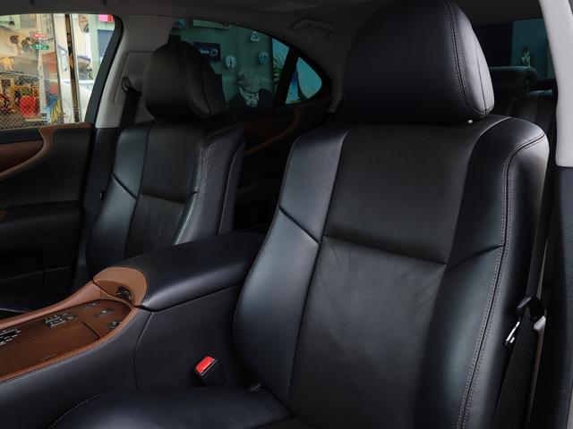 ＬＳ ＬＳ４６０　バージョンＳＺ　中期　Ｃａｒｌｓｓｏｎ２０インチ　ＳＲ　Ｓクロージャ―　アルカンタラルーフライナーＦＳＲスカート＆Ｔスポイラー　Ｐサウンド　黒革シート　シートヒーター＆ベンチレーション　Ａトランク（59枚目）