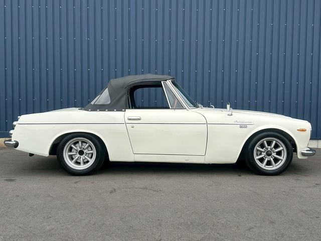 日産 フェアレディ　ダットサン　ＳＲ３１１　５速マニュアル　ＳＯＬＥＸキャブ　Ｕ２０エンジン　１４インチアルミホイール　ＮＡＲＤＩステアリング　ＥＴＣ　５ＭＴ　マニュアル車（6枚目）
