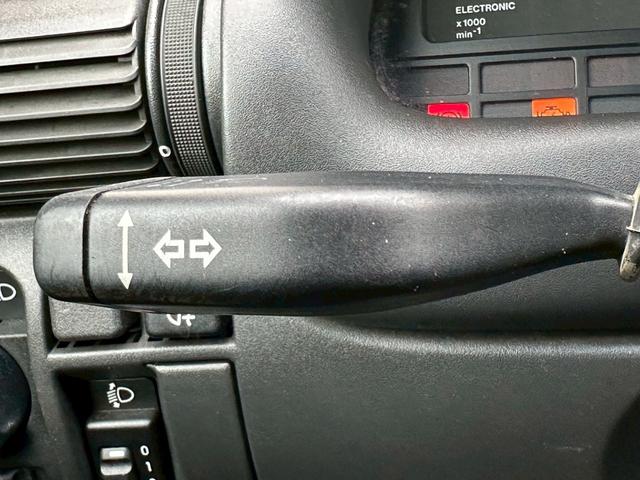 アストラ カブリオ　左ハンドル　走行５２０００キロ　修復歴無し　ディーラー車　１４インチアルミホイール　リアフォグランプ　ナビ（30枚目）