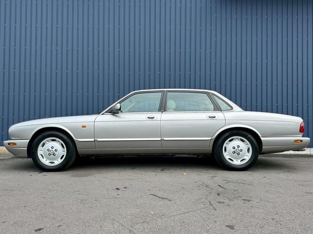 XJ XJ8 3.2-V8 走行77000キロ ディーラー車 パワーシート ETC 本革シート シートヒーター フロントフォグランプ ドライブレコーダー アルミホイール バックカメラ(7枚目)