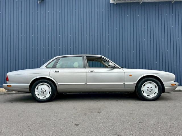 XJ XJ8 3.2-V8 走行77000キロ ディーラー車 パワーシート ETC 本革シート シートヒーター フロントフォグランプ ドライブレコーダー アルミホイール バックカメラ(8枚目)