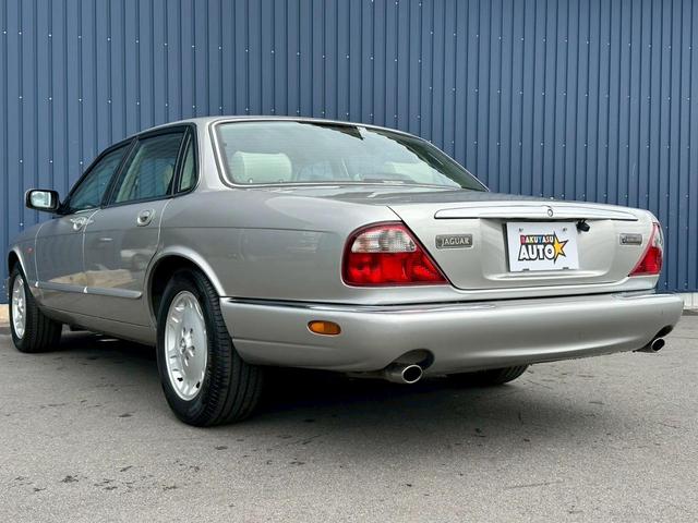 XJ XJ8 3.2-V8 走行77000キロ ディーラー車 パワーシート ETC 本革シート シートヒーター フロントフォグランプ ドライブレコーダー アルミホイール バックカメラ(11枚目)