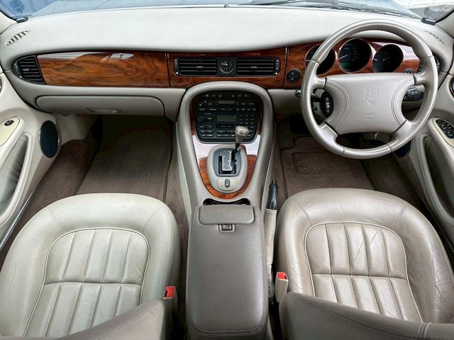 XJ XJ8 3.2-V8 走行77000キロ ディーラー車 パワーシート ETC 本革シート シートヒーター フロントフォグランプ ドライブレコーダー アルミホイール バックカメラ(24枚目)