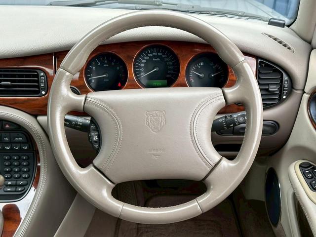 XJ XJ8 3.2-V8 走行77000キロ ディーラー車 パワーシート ETC 本革シート シートヒーター フロントフォグランプ ドライブレコーダー アルミホイール バックカメラ(25枚目)