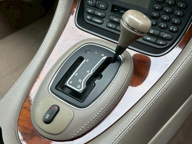 XJ XJ8 3.2-V8 走行77000キロ ディーラー車 パワーシート ETC 本革シート シートヒーター フロントフォグランプ ドライブレコーダー アルミホイール バックカメラ(29枚目)