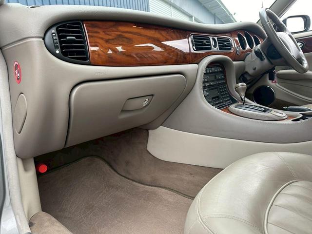 XJ XJ8 3.2-V8 走行77000キロ ディーラー車 パワーシート ETC 本革シート シートヒーター フロントフォグランプ ドライブレコーダー アルミホイール バックカメラ(30枚目)